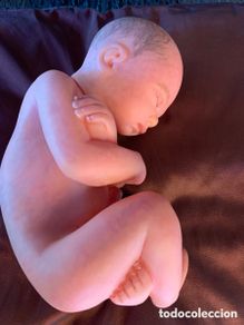 Moderne Puppen: Extraño y desconocido muñeco posicion fetal